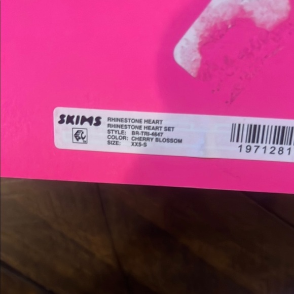 SKIMS Rhinestone Heart Set💕 - Picture 8 of 16